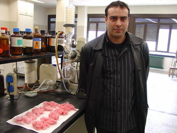 Raúl García, alumno de doctorado muestra los resultados de las pruebas