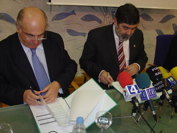 Manuel Lamelas y Ángel Penas firman el convenio entre la Fundación Cultura Minera y la Universidad de León.