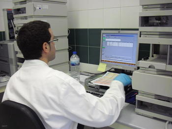 Un investigador de la Estación Enológica de Rueda introduce datos sobre los análisis realizados en el laboratorio.