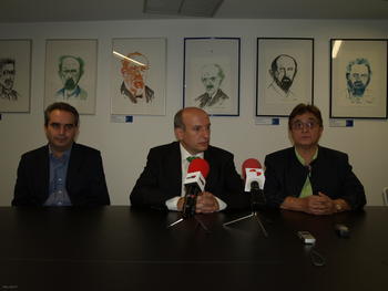 Fernando Rodríguez de Fonseca, en el centro, junto a Ángel Porteros y Raquel Rodríguez, investigadores del Incyl.