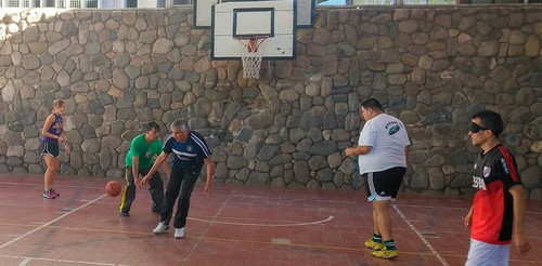 Deportistas ciegos juegan al baloncesto con el nuevo tablero diseñado/UNCiencia