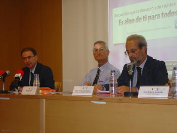 Orfao presenta la campaña en presencia del director del CIC y del rector de la Universidad de Salamanca.