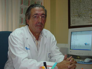 El doctor Clemente Muriel en su despacho del Hospital Clínico