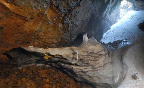 Registro de hielo hallado en la Cueva Helada A-294, en el Pirineo central. Julio de 2015. Foto: María Leunda.