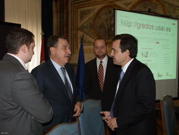 Juan José Mateos charla con el rector de la Universidad de Salamanca.