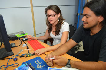 Carolina Arauz Villegas, estudiante de la Escuela de Ingeniería Eléctrica, junto al Dr. Federico Ruiz Ugalde, coordinador del Laboratorio de Investigación en Robots Autónomos y Sistemas Cognitivos (ARCOS-Lab, UCR).