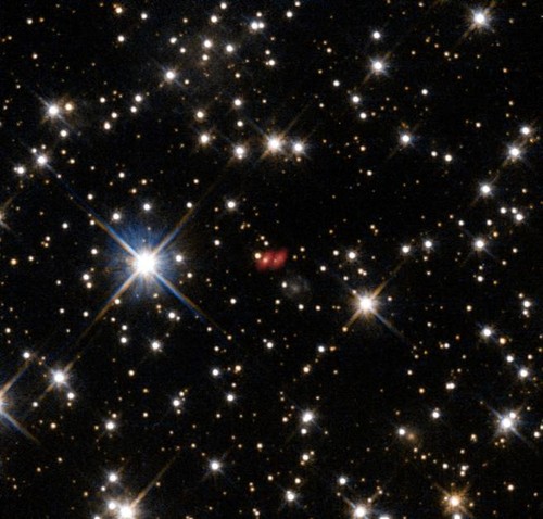 La galaxia activa distante PKS 1830-211 por Hubble y ALMA. Crédito: ALMA (ESO/NAOJ/NRAO)/NASA/ESA/I. Martí-Vidal