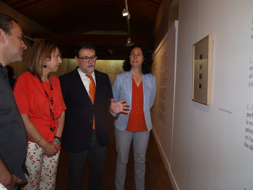 Susana Pérez, José Abel Flores y Mar Siles, en la inauguración de la exposición.