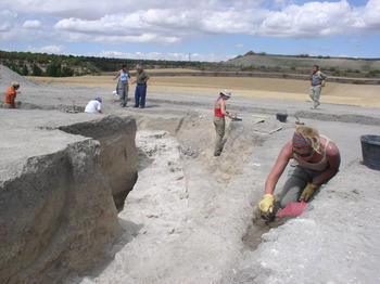 Los arqueólogos trabajando en la excavación de Pizarras de Coca