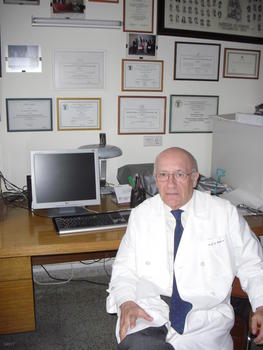 El catedrático de Pediatría Julio Ardura.