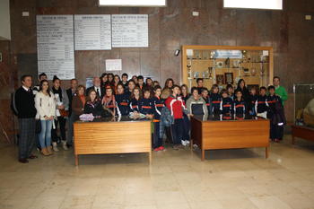 Alumnos del Colegio Antonio Machado, en la Facultad de Ciencias de la Universidad de Salamanca.