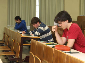 Tres estudiantes participan en la Olimpiada Matemática Española (FOTO: Carlos Barrena).
