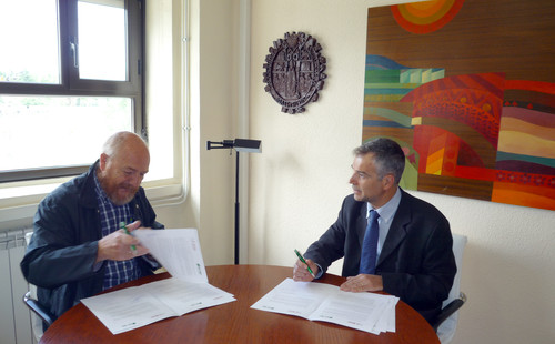 Firma del convenio entre Herbi Agro y el IRNASA-CSIC. Foto: IRNASA.