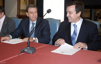 Juan José Mateos, consejero de Educación (izquierda) y José Ramón Alonso, rector de la Universidad de Salamanca.