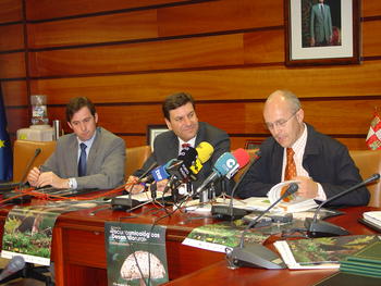 El consejero de Medio Ambiente (centro) durante la firma del acuerdo 'Recursos Micológicos y Desarrollo Rural'