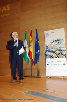 Miguel Ángel Quintanilla recoge el premio del Parque de las Ciencias de Granada.