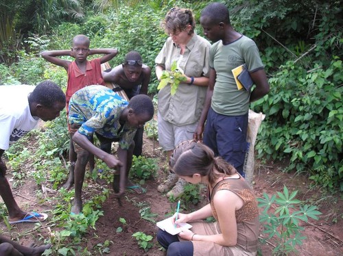 Investigadores holandeses documentan nombres de plantas con ciudadanos de Benín. / Tinde van Andel
