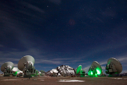 Vista nocturna del radiotelescopio ALMA. Créditos: C. Padilla (NRAO/AUI/NSF)