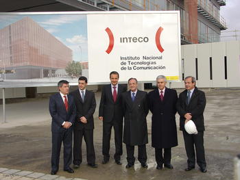 José Luis Rodríguez Zapatero, en el centro, durante su visita a las nuevas instalaciones de Inteco.