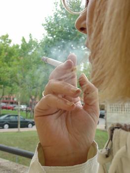 Mujer fumando.
