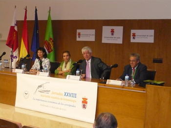 El rector de la Universidad de León, José Ángel Hermida, inaugura las vigésimas octavas Jornadas de la Asociación Española de Entomología en Ponferrada.