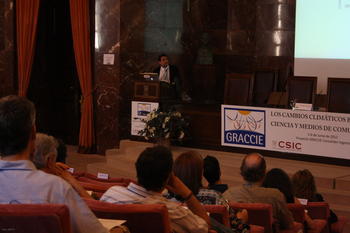 José Abel Flores ofrece una conferencia en la sede del CSIC.