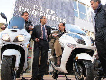 Manuel López y Javier Barrio comprobando las motos eléctricas (FOTO: JCYL).