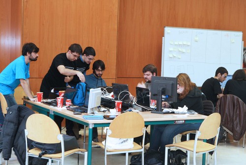 Equipos desarrollando sus aplicaciones en el HackForGood 2015, Valladolid. FOTO: JUAN CARLOS BARRENA