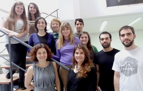 Cecilia Proietti, abajo a la izquierda, y el equipo del laboratorio de Mecanismos Moleculares de Carcinogénesis del IBYME. FOTO: CECILIA PROIETTI