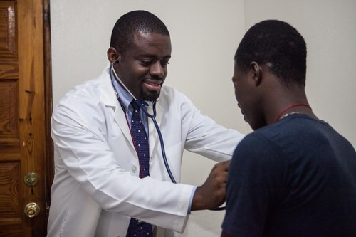 Samuel Pierre examina un paciente en Puerto del Príncipe, Haiti/NIAID