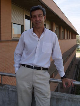 El científico José Luis Barbero, en el exterior del Centro del Cáncer de Salamanca.