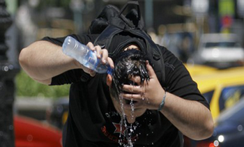 Un ciudadano se protege del calor (FOTO: Infouniversidades).