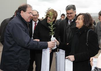Juan Vicente Herrera, presidente de la Junta de Castilla y León; y Rosa Aguilar, ministra de Medio Ambiente, Medio Rural y Marino, tras la visita a la planta piloto.