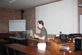 El profesor Alberto Orfao durante la exposición del proyecto a profesores e investigadores