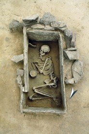 Mujer joven enterrada en el sitio de Rothenschirmbach, asociado a la cultura campaniforme del NeolÃ­tico TardÃ­o, Sajonia-Anhalt, Alemania. Credit: LDA Sachsen-Anhalt