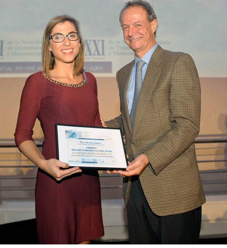 Mariam Ibáñez recoge el premio. Foto: CEU-UCH.