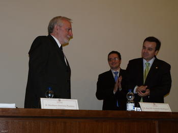 Emiliano Jiménez, aplaudido por el decano de la Facultad de Ciencias y el rector de la Universidad de Salamanca.