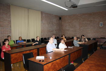 Profesores e investigadores asistentes a la ponencia sobre el Centro de Caracterización.