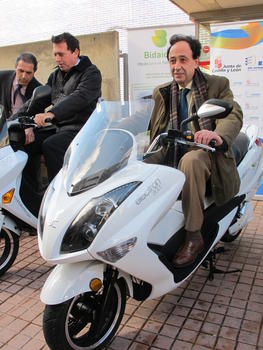 El delegado de la Junta, Manuel López, sobre una moto eléctrica (FOTO: JCYL).