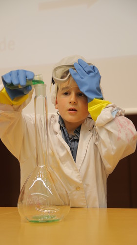 Un niño realiza un experimento. Foto: UBU.