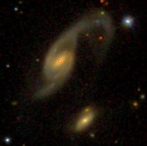 Imagen multibanda de la pareja en interacción Arp 70 obtenida del archivo de SDSS. A la izquierda, Arp 70b, la galaxia estudiada en esta investigación. Crédito: SDSS.