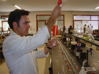 Un investigador realiza una prueba para determinar la concentración de fósforo en los suelos vinícolas.