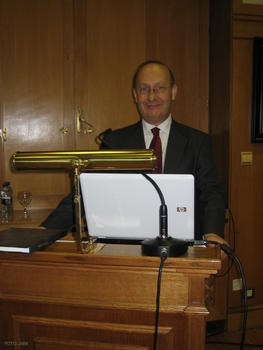 El investigador José María Martínez durante la lectura de su tesis.