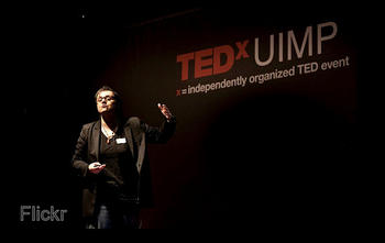 Dolors Reig durante su charla en el TEDxUIMP de este año.