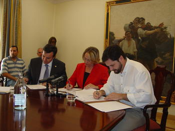 José Ramón Alonso, Isabel Jiménez y Raúl de Tapia firman el convenio