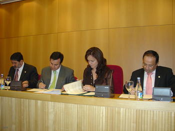 La consejera Silvia Clemente durante la firma del convenio con los rectores de las universidades de León, Burgos y Valladolid