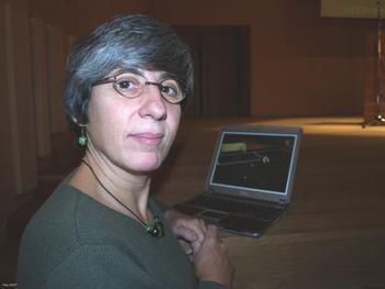 Manuela Veloso muestra en su ordenador un vídeo de los robots jugando al fútbol