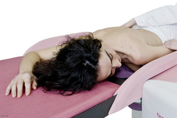 Una paciente con el mamógrafo MAMMI.