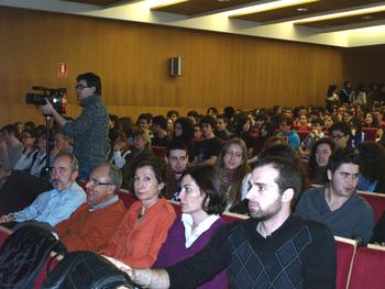 Público asistente a la conferencia del Edificio Dioscórides.