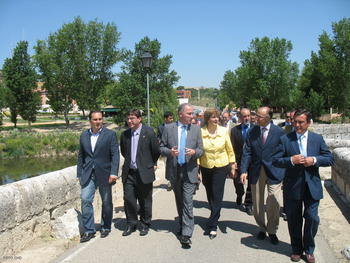 Responsables políticos e institucionales visitan las restauradas riberas del Pisuerga en Simancas (Valladolid).